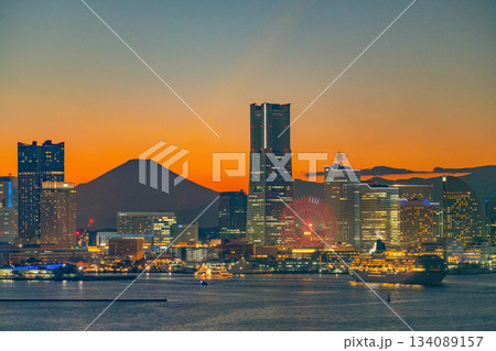 【神奈川県】美しい夕景の横浜みなとみらいを出港する豪華客船・飛鳥Ⅱ 【神奈川県】美しい夕景の横浜みなとみらいを出港する豪華客船・飛鳥Ⅱ 134089157