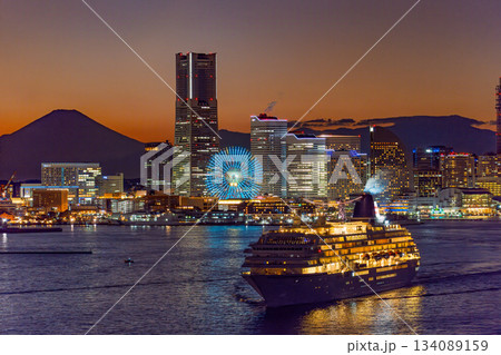 【神奈川県】美しい夕景の横浜みなとみらいを出港する豪華客船・飛鳥Ⅱ 134089159