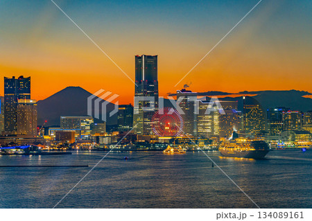 【神奈川県】美しい夕景の横浜みなとみらいを出港する豪華客船・飛鳥Ⅱ 134089161