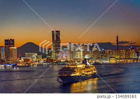 【神奈川県】美しい夕景の横浜みなとみらいを出港する豪華客船・飛鳥Ⅱ 134089163