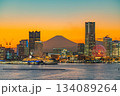 【神奈川県】富士山を望む、横浜みなとみらいヨルノヨ　夕景 134089264