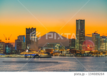 【神奈川県】富士山を望む、横浜みなとみらいヨルノヨ　夕景 134089264