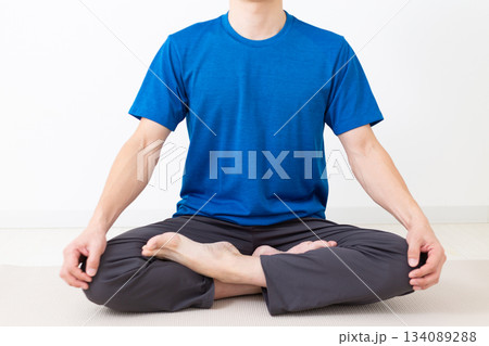 自宅でヨガをするミドル男性 134089288