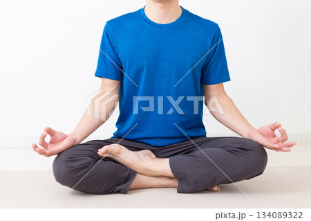 自宅でヨガをするミドル男性 自宅でヨガをするミドル男性 134089322