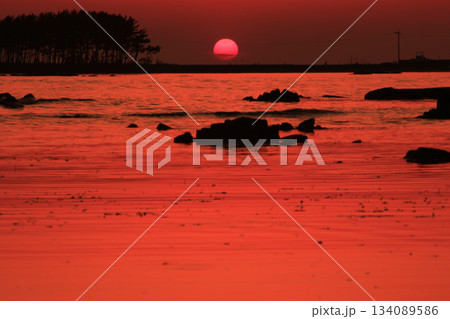 赤く染まる海と沈む夕日の幻想的な風景 赤く染まる海と沈む夕日の幻想的な風景 134089586