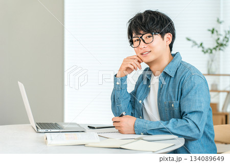 家でスキルアップのために勉強する真面目な若いアジア人男性(自己投資,マネジメント,自宅学習) 家でスキルアップのために勉強する真面目な若いアジア人男性(自己投資,マネジメント,自宅学習) 134089649