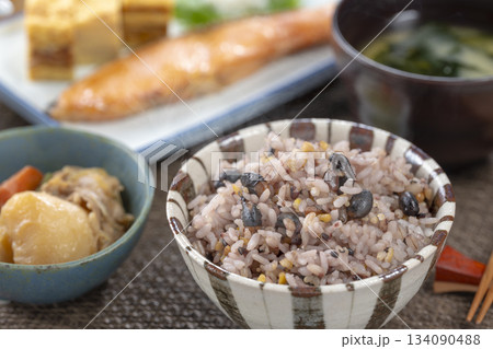 雑穀米と焼き鮭が並ぶ和食の朝ごはんと家庭的な食卓 134090488