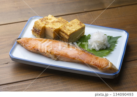 焼き鮭と卵焼きを盛りつけた和食の朝ごはんプレート 134090493