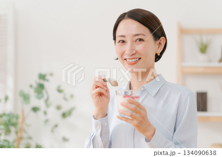 デザートを食べる30代女性 134090638