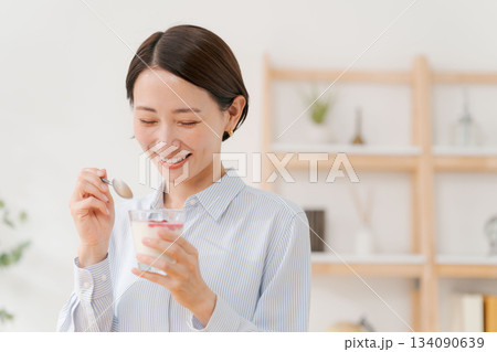 デザートを食べる30代女性 134090639