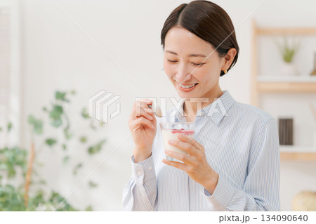 デザートを食べる30代女性 134090640