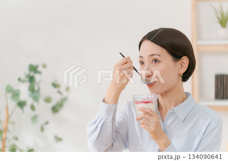 デザートを食べる30代女性 134090641