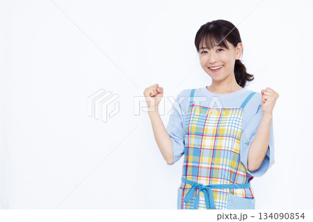 ガッツポーズをしている主婦 134090854