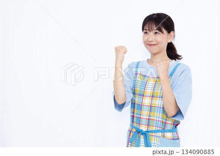ガッツポーズをしている主婦 ガッツポーズをしている主婦 134090885