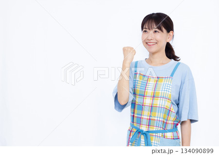 ガッツポーズをしている主婦 134090899
