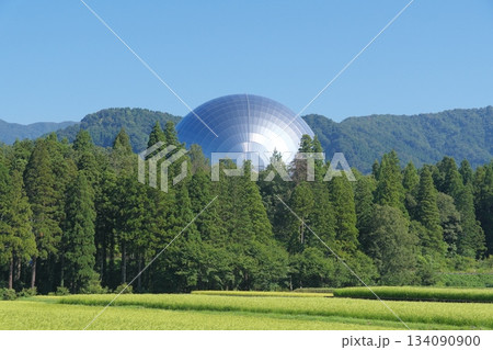 田園地帯から見る福井県立恐竜博物館の恐竜ホール 134090900