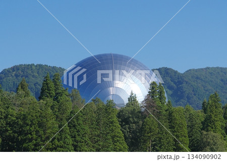 田園地帯から見る福井県立恐竜博物館の恐竜ホール 134090902