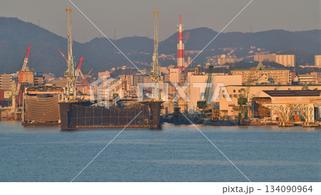 都市風景 朝の神戸港 工場地帯 都市風景 朝の神戸港 工場地帯 134090964