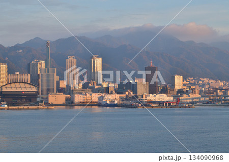 都市風景　朝の神戸港　神戸ベイエリア 134090968