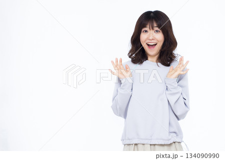 笑顔でびっくり驚いている女性 笑顔でびっくり驚いている女性 134090990