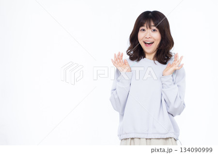 笑顔でびっくり驚いている女性 笑顔でびっくり驚いている女性 134090999