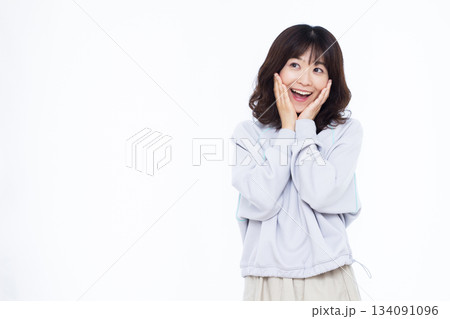 笑顔でびっくり驚いている女性 笑顔でびっくり驚いている女性 134091096