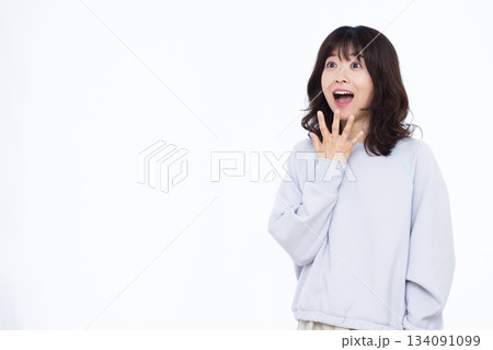 笑顔でびっくり驚いている女性 134091099