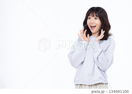 笑顔でびっくり驚いている女性 134091100