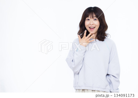笑顔でびっくり驚いている女性 笑顔でびっくり驚いている女性 134091173