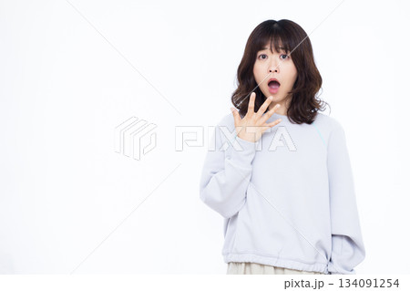 びっくり驚いている女性 134091254