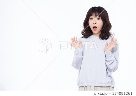 びっくり驚いている女性 134091261