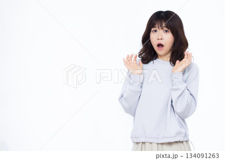 びっくり驚いている女性 134091263
