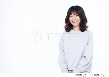 笑顔の女性 134091575