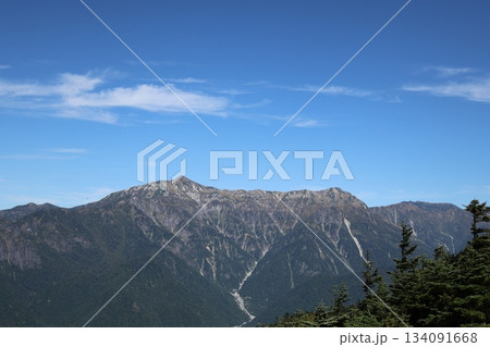 9月の晴れの日に望む中部山岳笠ヶ岳と浮雲 9月の晴れの日に望む中部山岳笠ヶ岳と浮雲 134091668