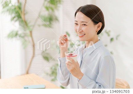 デザートを食べる女性 134091703