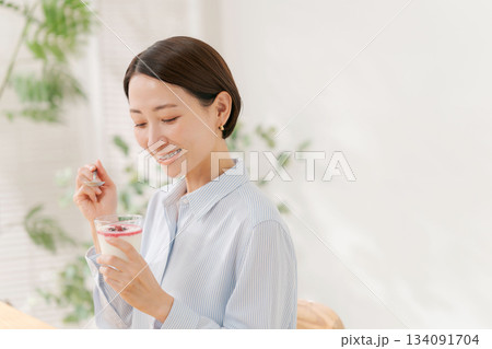 デザートを食べる女性 134091704