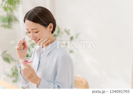 デザートを食べる女性 134091705