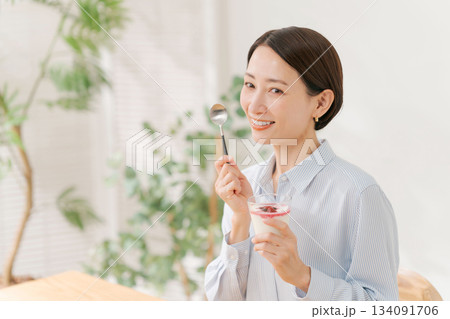 デザートを食べる女性 デザートを食べる女性 134091706