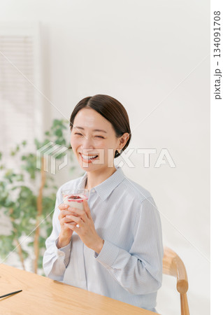 デザートを食べる女性 134091708