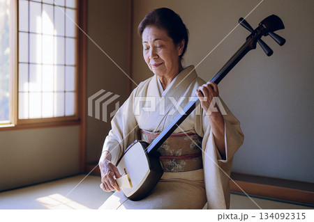 三味線を弾くシニア女性 134092315