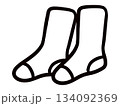 白色の靴下のシンプルな手書きイラスト 134092369