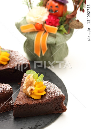ハロウィンのチョコレートケーキ ハロウィンのチョコレートケーキ 134092738