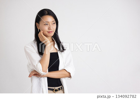 頬に手を当てて微笑む女性 頬に手を当てて微笑む女性 134092782