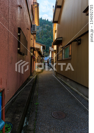 郡上八幡の住宅が迫る細い路地の奥に山が見える夕方の街並み 134092785