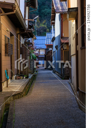 郡上八幡の住宅が迫る細い路地の奥に山が見える夕方の街並み 郡上八幡の住宅が迫る細い路地の奥に山が見える夕方の街並み 134092786
