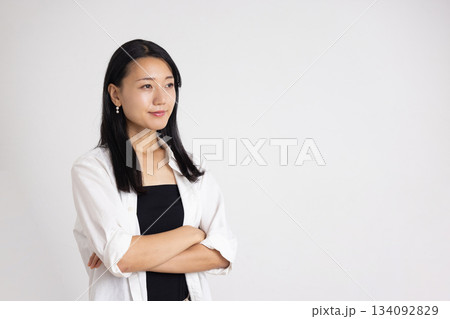 腕組みをして微笑む女性 134092829