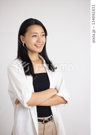 腕組みをして微笑む女性 134092831