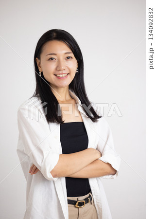 腕組みをして微笑む女性 腕組みをして微笑む女性 134092832