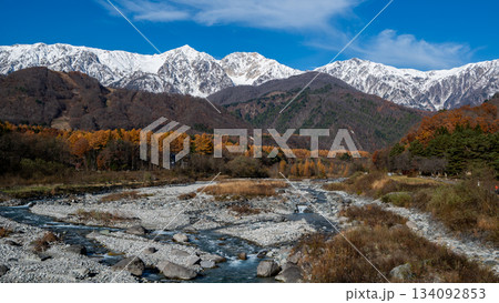 冠雪した北アルプスの山並み　長野県白馬村 134092853