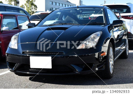 駐車場に並んだ乗用車 134092933